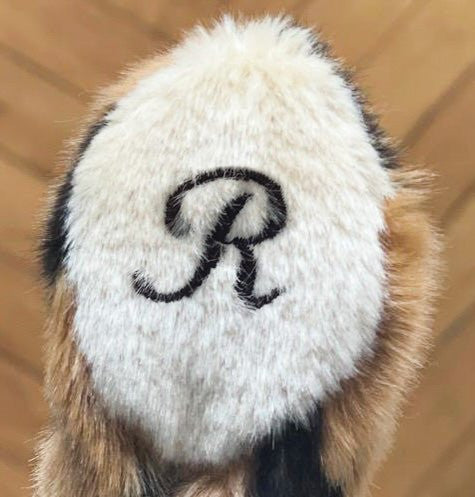 J'ajoute l'initiale sur la patte du tigre César (80€)