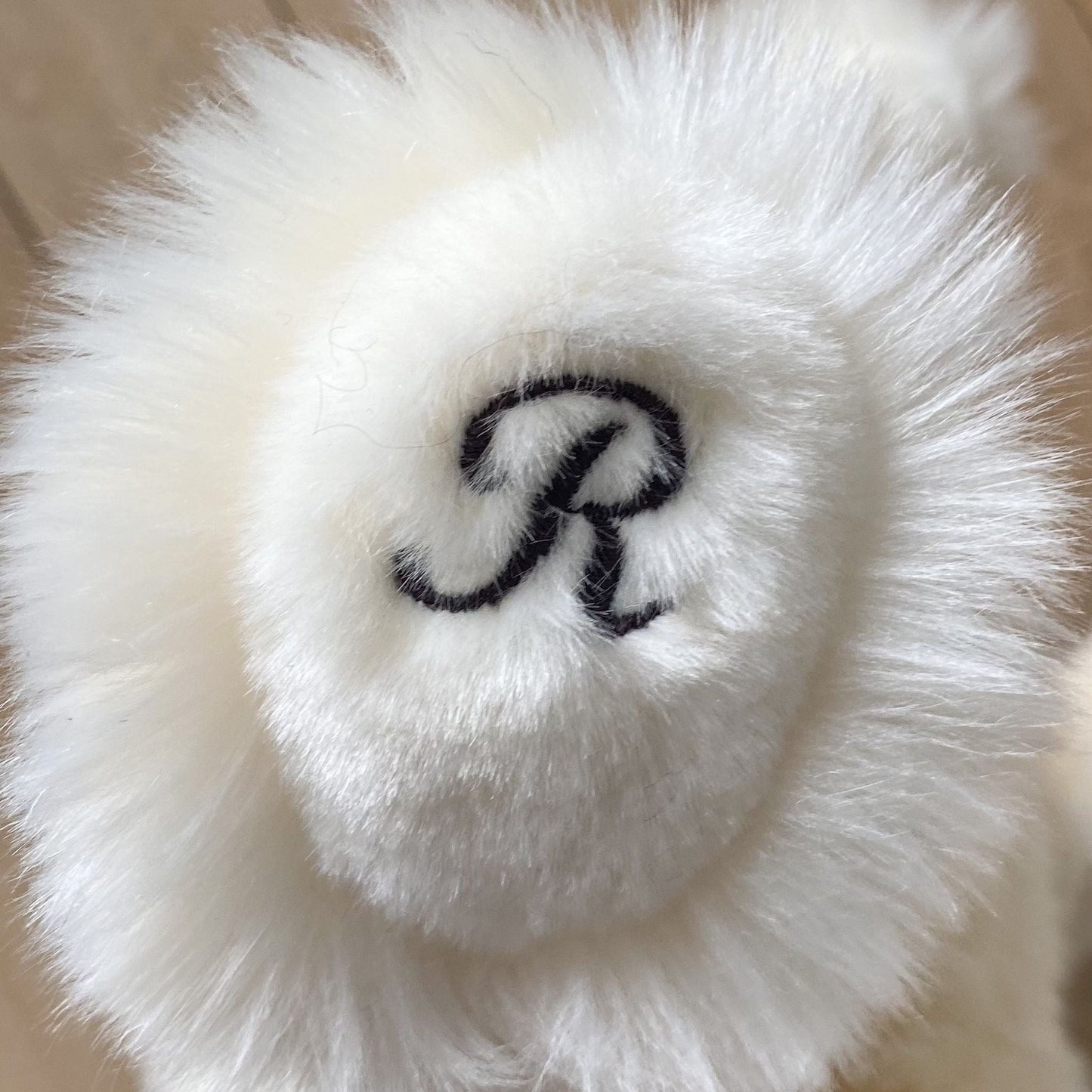 J'ajoute la broderie sur la patte de l'Ours Jules (80€)