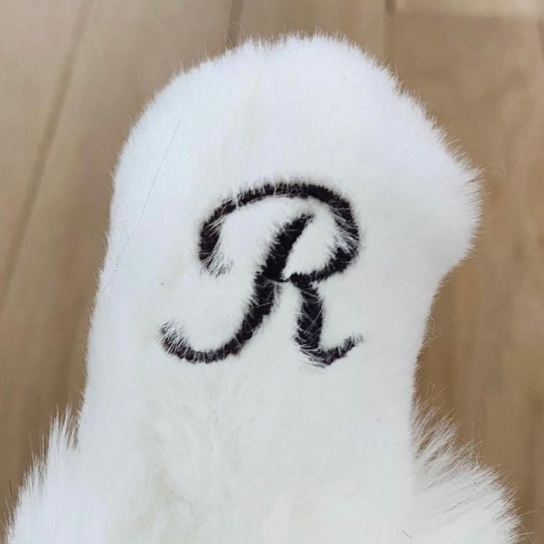 J'ajoute l'initiale brodée sur la patte de Mon husky Léonard